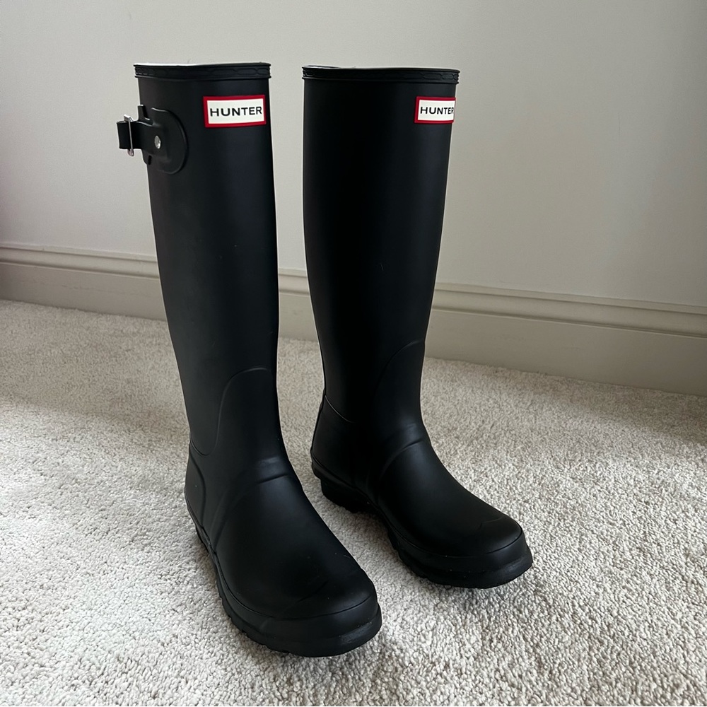 LIKE NEW - Hunter Original Tall Rain Boots with Buckle Matte Black